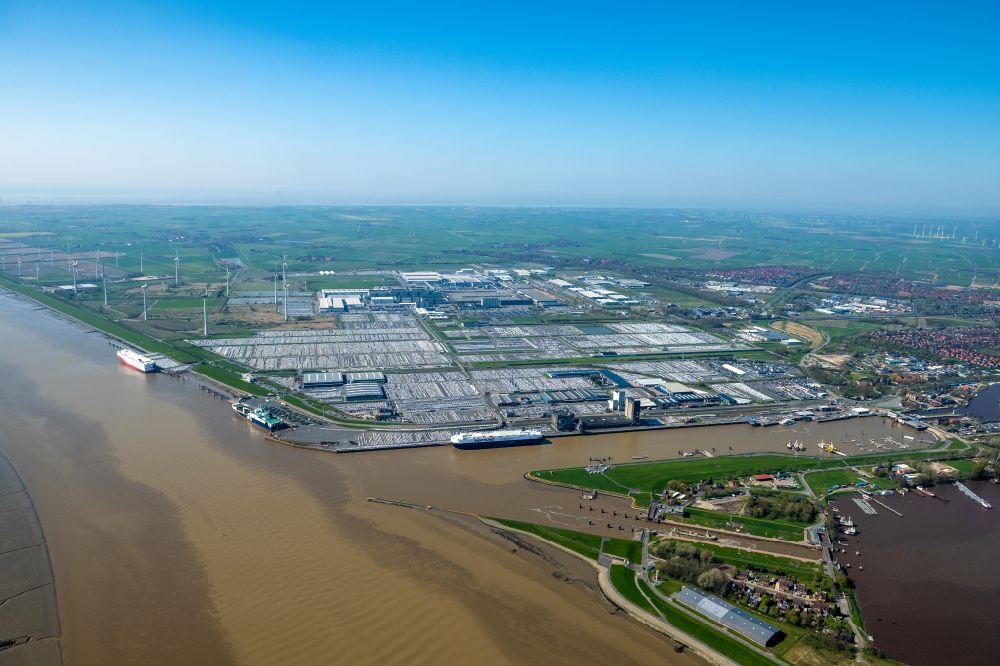 Emden aus der Vogelperspektive: Fahrzeugbau- Werksgelände der Volkswagen AG in Emden im Bundesland Niedersachsen, Deutschland