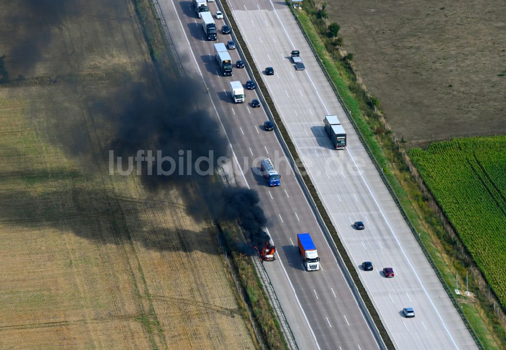 Luftaufnahme Buchholz (Aller) - Fahrzeugbrand eines PKW Personenkraftwagen auf der Autobahn BAB A7 in Buchholz (Aller) im Bundesland Niedersachsen, Deutschland