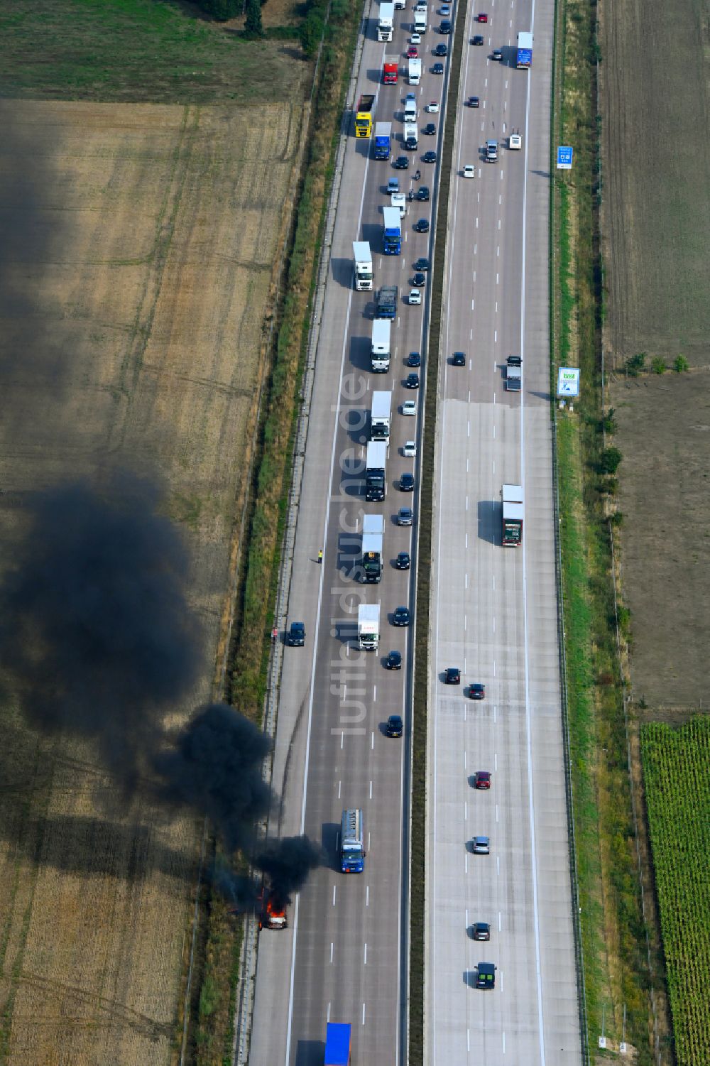 Buchholz (Aller) aus der Vogelperspektive: Fahrzeugbrand eines PKW Personenkraftwagen auf der Autobahn BAB A7 in Buchholz (Aller) im Bundesland Niedersachsen, Deutschland