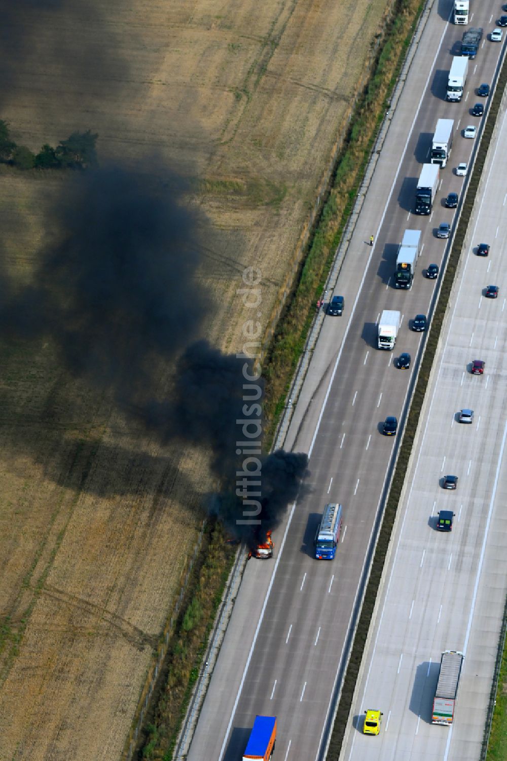 Luftbild Buchholz (Aller) - Fahrzeugbrand eines PKW Personenkraftwagen auf der Autobahn BAB A7 in Buchholz (Aller) im Bundesland Niedersachsen, Deutschland
