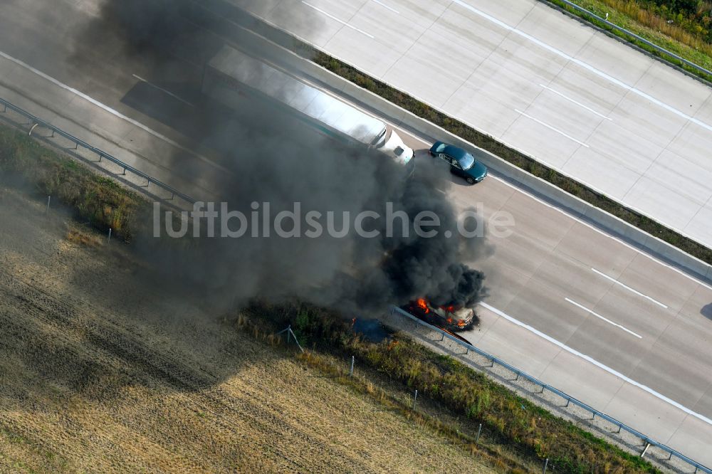 Buchholz (Aller) von oben - Fahrzeugbrand eines PKW Personenkraftwagen auf der Autobahn BAB A7 in Buchholz (Aller) im Bundesland Niedersachsen, Deutschland