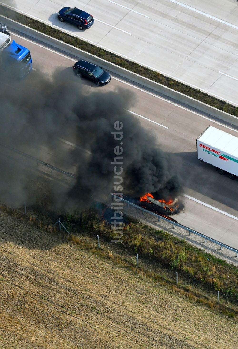 Buchholz (Aller) aus der Vogelperspektive: Fahrzeugbrand eines PKW Personenkraftwagen auf der Autobahn BAB A7 in Buchholz (Aller) im Bundesland Niedersachsen, Deutschland