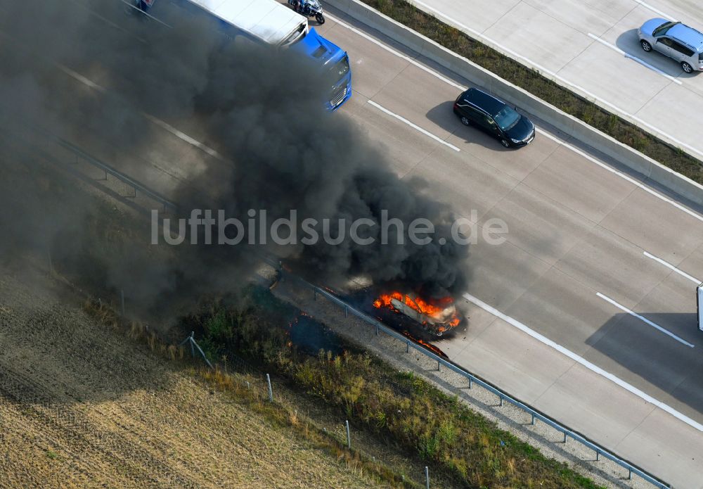 Luftbild Buchholz (Aller) - Fahrzeugbrand eines PKW Personenkraftwagen auf der Autobahn BAB A7 in Buchholz (Aller) im Bundesland Niedersachsen, Deutschland
