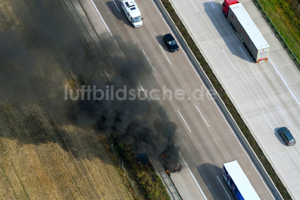 Luftaufnahme Buchholz (Aller) - Fahrzeugbrand eines PKW Personenkraftwagen auf der Autobahn BAB A7 in Buchholz (Aller) im Bundesland Niedersachsen, Deutschland