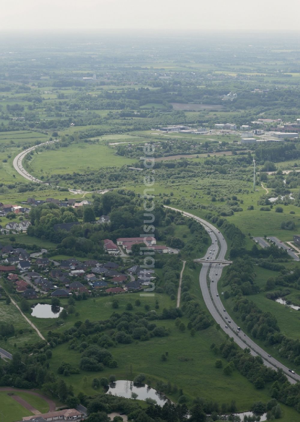 Luftbild Flensburg - Fahrzeuge im Straßenverkehr entlang der Ostumgehung in Flensburg im Bundesland Schleswig-Holstein