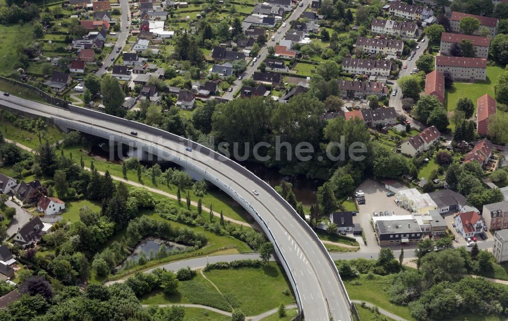 Luftaufnahme Flensburg - Fahrzeuge im Straßenverkehr entlang der Ostumgehung in Flensburg im Bundesland Schleswig-Holstein