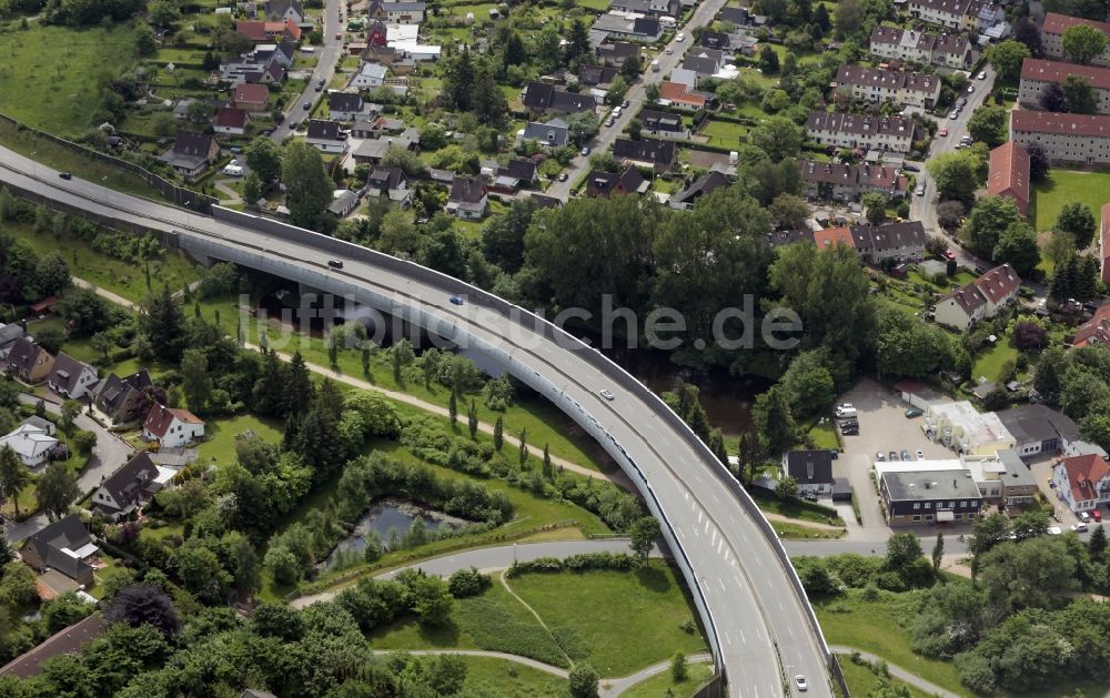 Flensburg von oben - Fahrzeuge im Straßenverkehr entlang der Ostumgehung in Flensburg im Bundesland Schleswig-Holstein