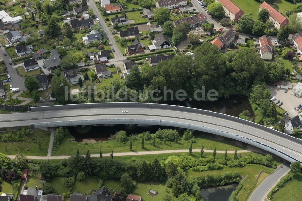 Luftbild Flensburg - Fahrzeuge im Straßenverkehr entlang der Ostumgehung in Flensburg im Bundesland Schleswig-Holstein