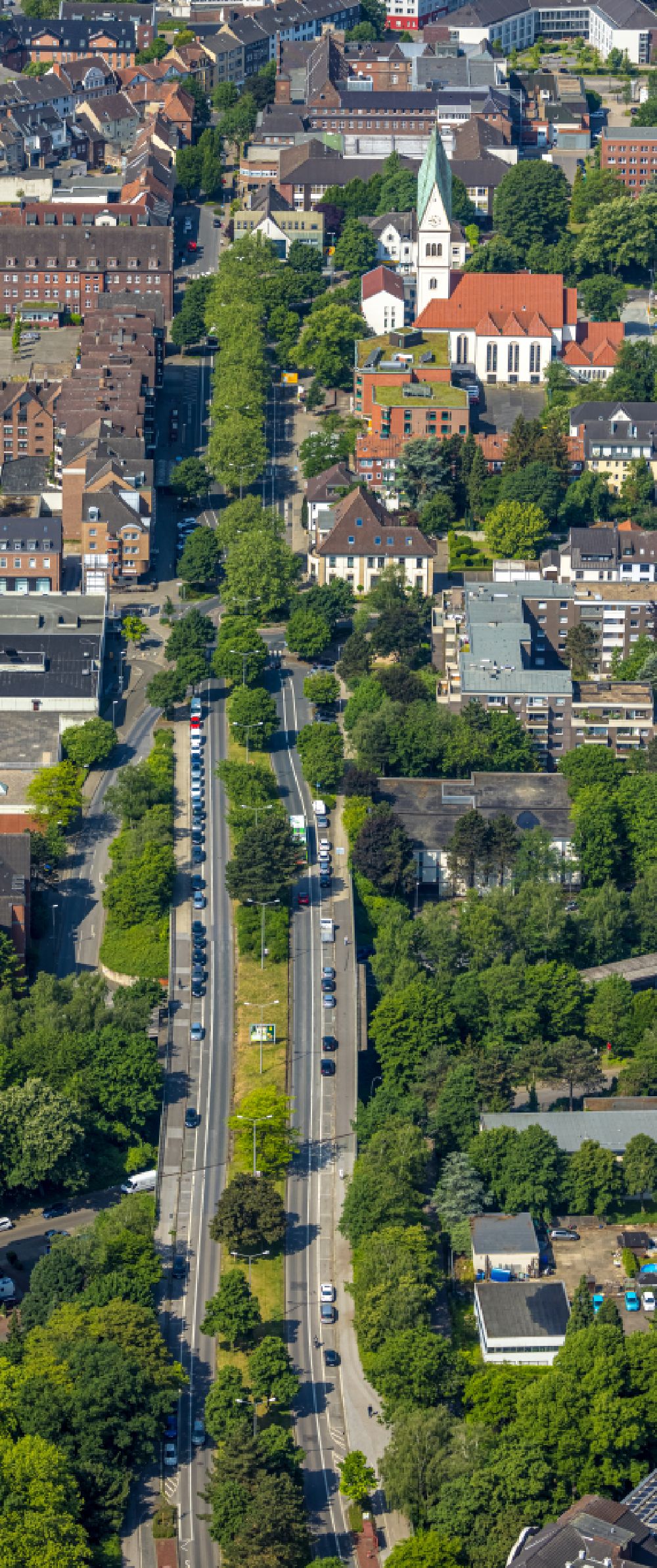 Luftaufnahme Gladbeck - Fahrzeuge im Straßenverkehr Zweckeler Straße in Gladbeck im Bundesland Nordrhein-Westfalen, Deutschland