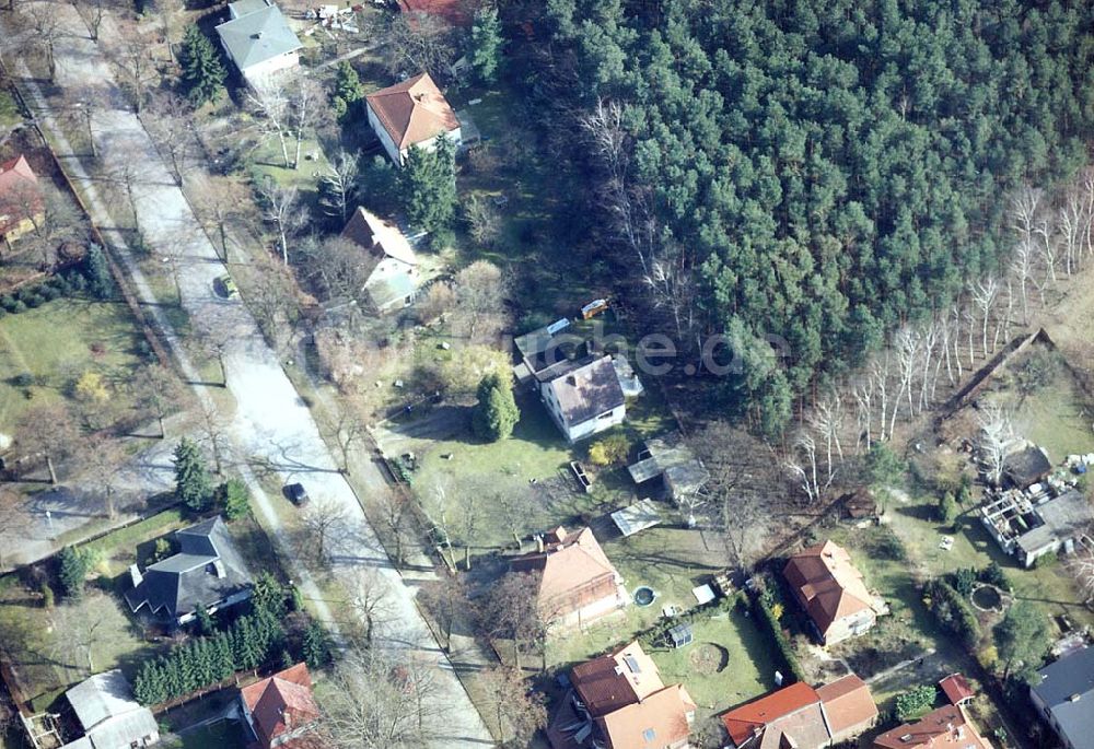 Luftaufnahme Schöneiche bei Berlin - Familienhäuser im Goetheweg in Schöneiche. 18.03.02