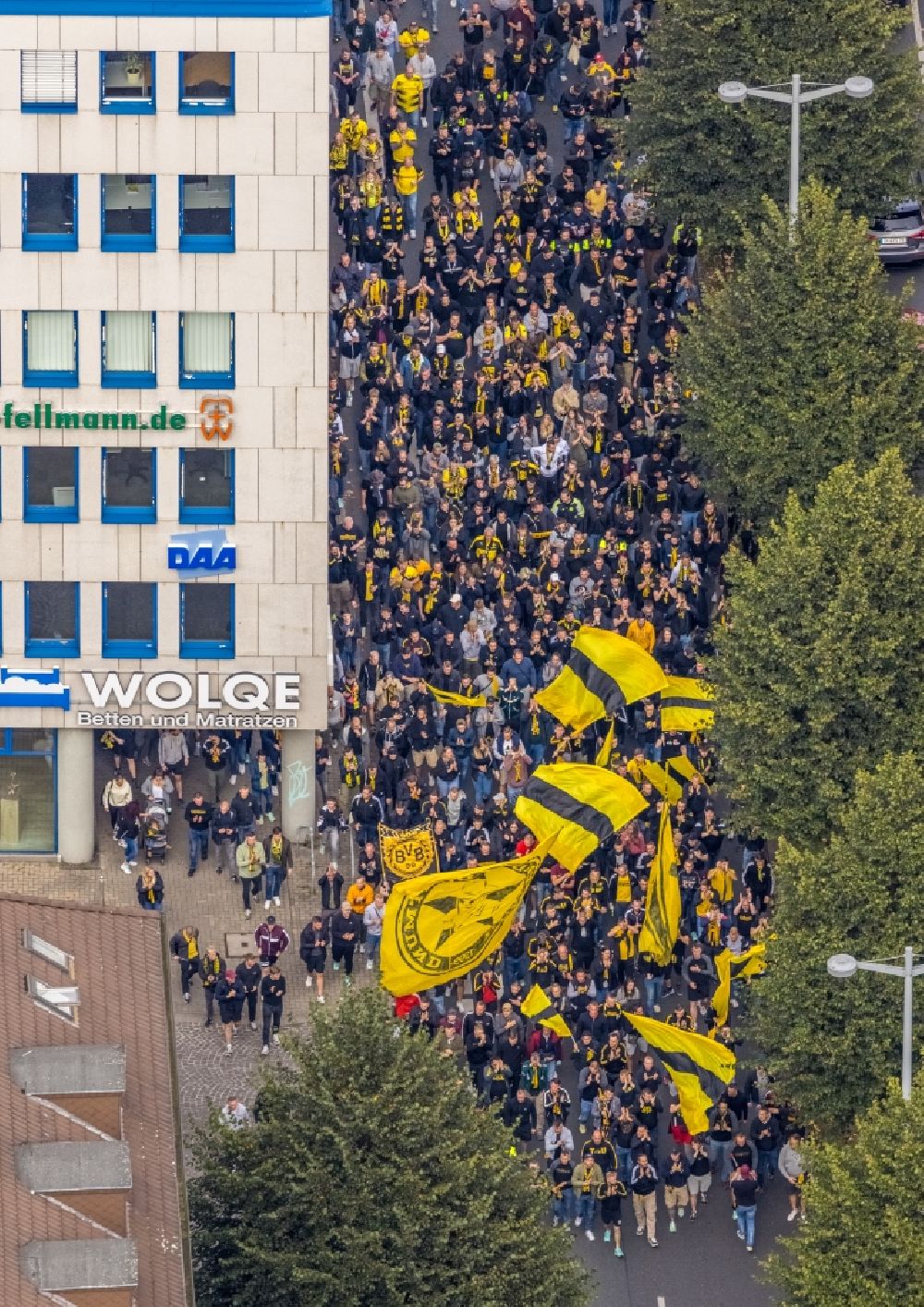 Dortmund von oben - Fans des Fußballvereins BVB auf dem Weg zum Fußballspiel an der Poststraße Ecke Hohe Straße Musik- Festival in Dortmund im Bundesland Nordrhein-Westfalen, Deutschland