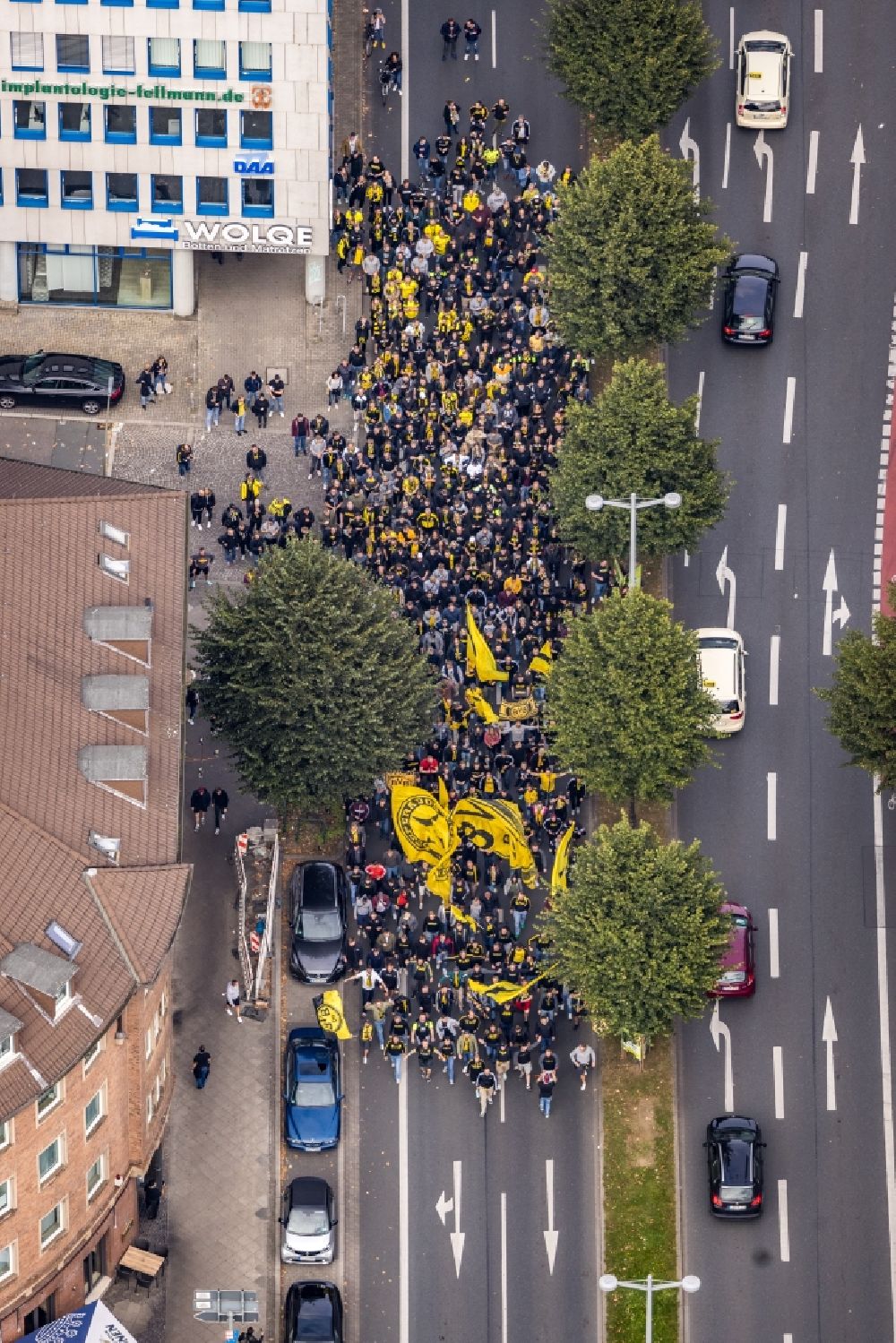 Luftbild Dortmund - Fans des Fußballvereins BVB auf dem Weg zum Fußballspiel an der Poststraße Ecke Hohe Straße Musik- Festival in Dortmund im Bundesland Nordrhein-Westfalen, Deutschland