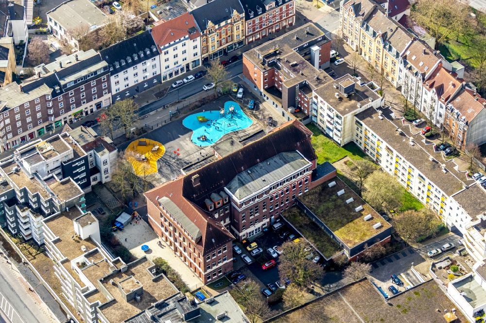 Luftbild Herne - Farbige Spiel- Bereiche auf dem Schulhof der Grundschule Kunterbunt in Herne im Bundesland Nordrhein-Westfalen, Deutschland