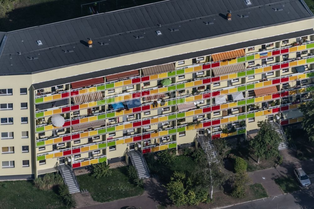 Luftaufnahme Leipzig - Fassade mit Balkonen am Gebäude eines Mehrfamilien- Wohnhauses an der Plovdiver Straße in Leipzig im Bundesland Sachsen, Deutschland