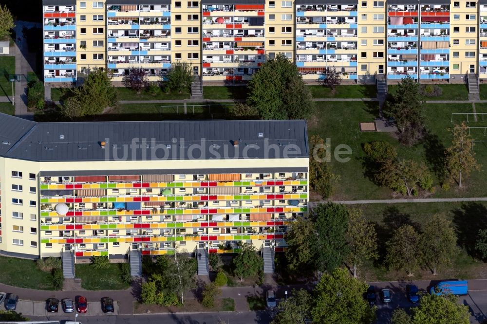 Leipzig von oben - Fassade mit Balkonen am Gebäude eines Mehrfamilien- Wohnhauses an der Plovdiver Straße in Leipzig im Bundesland Sachsen, Deutschland