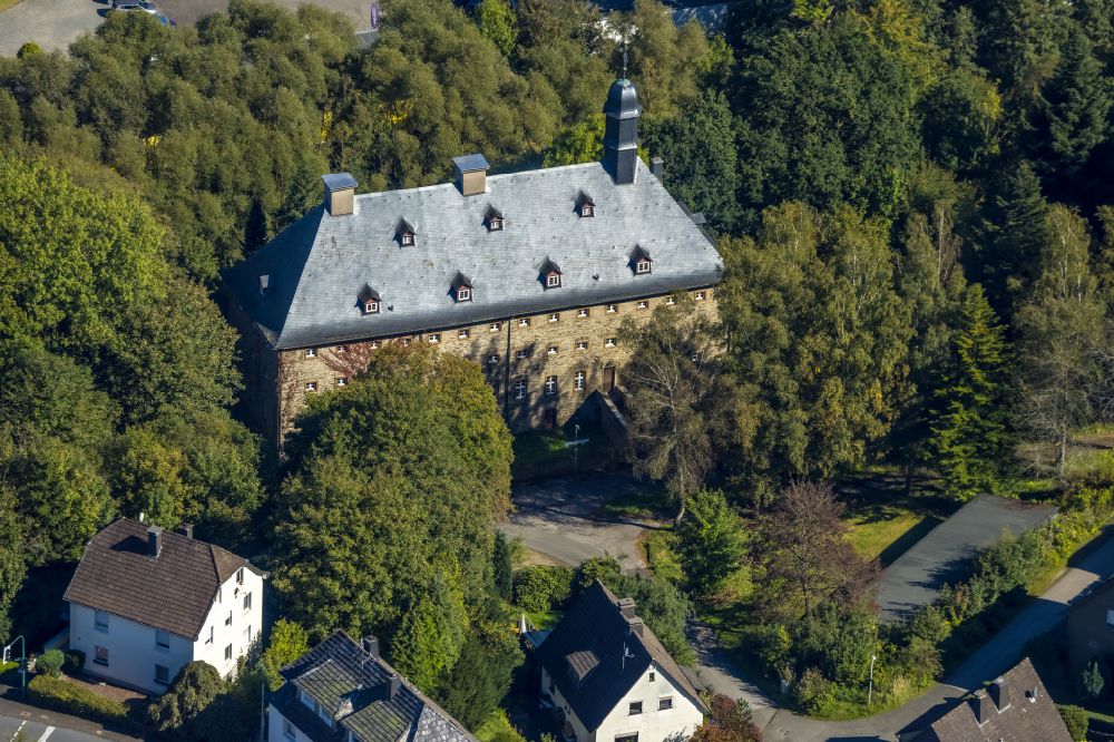Hansestadt Attendorn von oben - Fassade des Baudenkmales Altes Hospital in Hansestadt Attendorn im Bundesland Nordrhein-Westfalen, Deutschland