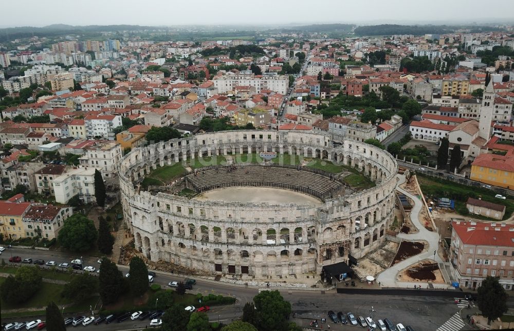 Luftbild Pula - Fassade des Baudenkmales Amphitheater Pula - Amfiteatar u Puli in Pula in Istirien - Istarska zupanija, Kroatien