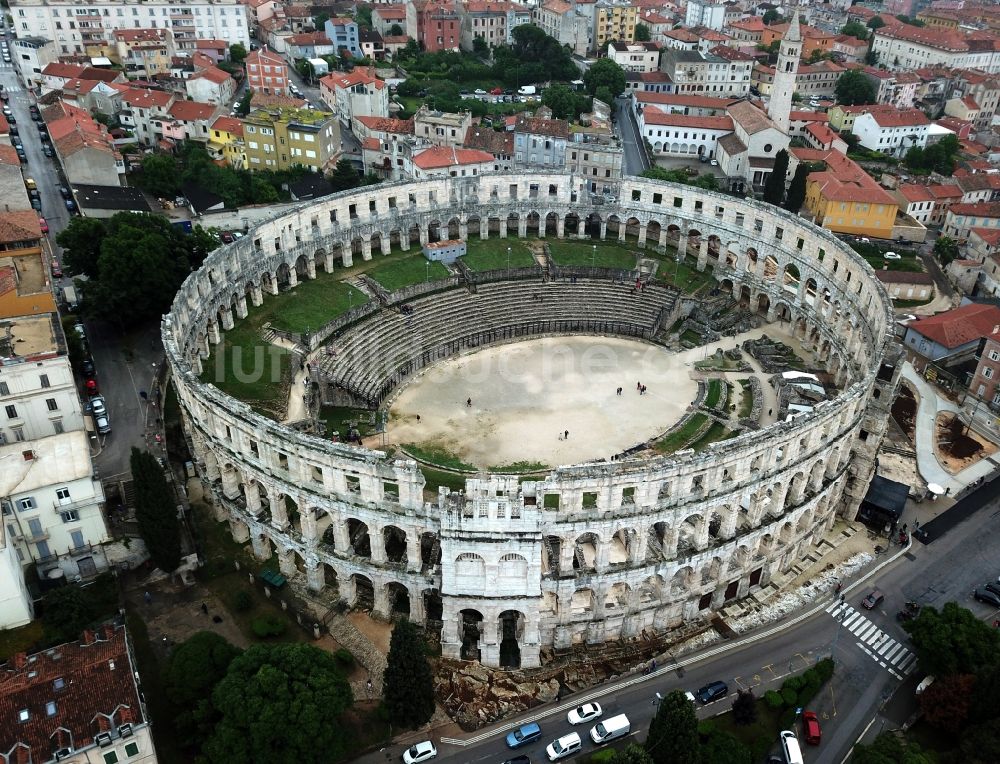 Luftbild Pula - Fassade des Baudenkmales Amphitheater Pula - Amfiteatar u Puli in Pula in Istirien - Istarska zupanija, Kroatien