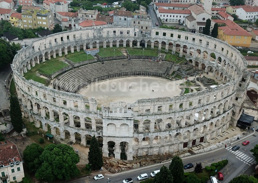 Luftaufnahme Pula - Fassade des Baudenkmales Amphitheater Pula - Amfiteatar u Puli in Pula in Istirien - Istarska zupanija, Kroatien