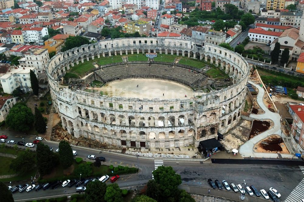 Pula von oben - Fassade des Baudenkmales Amphitheater Pula - Amfiteatar u Puli in Pula in Istirien - Istarska zupanija, Kroatien