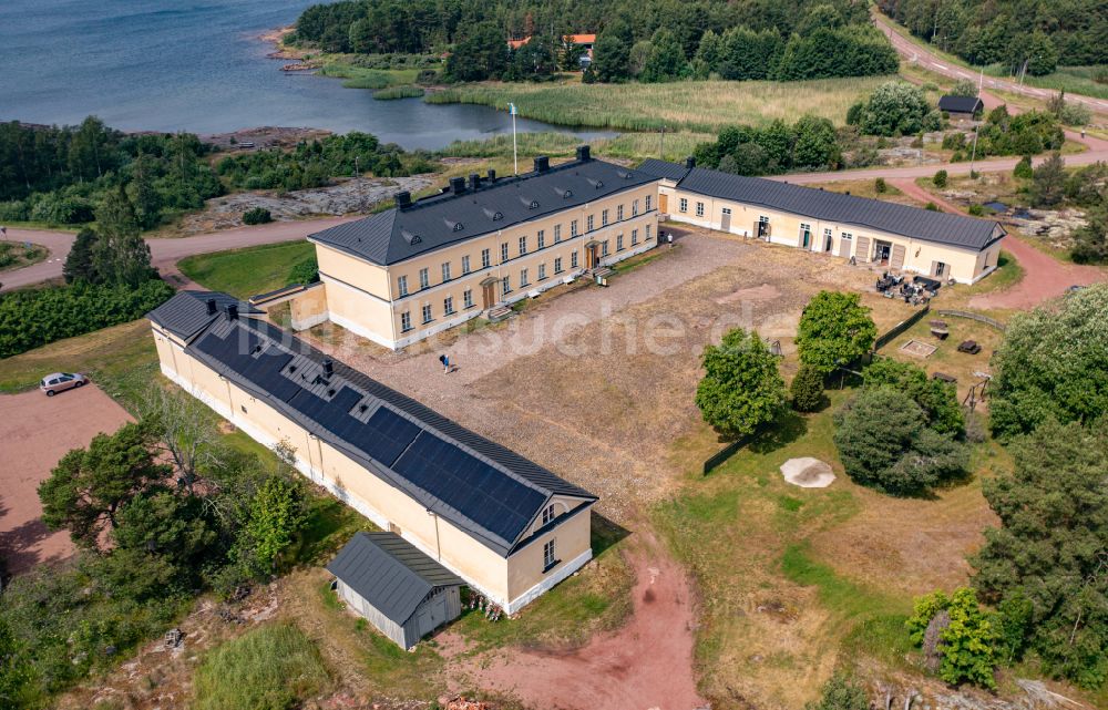 Luftbild Storby - Fassade des Baudenkmales Eckerö Post & Tullhus in Storby in Alands landsbygd, Aland
