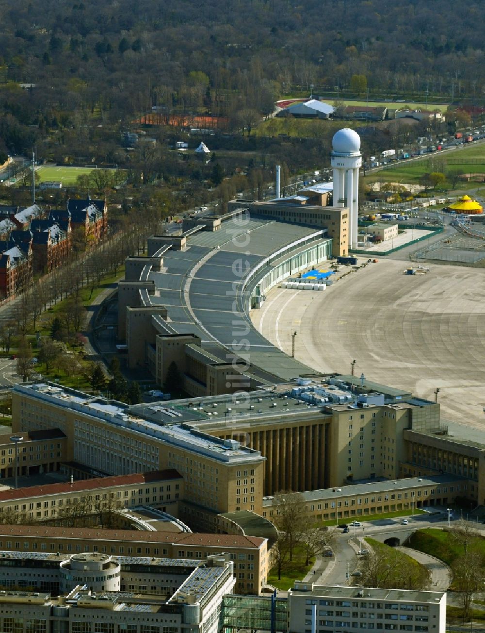 Luftaufnahme Berlin - Fassade des Baudenkmales Flughafen Tempelhof am Platz der Luftbrücke in Berlin, Deutschland