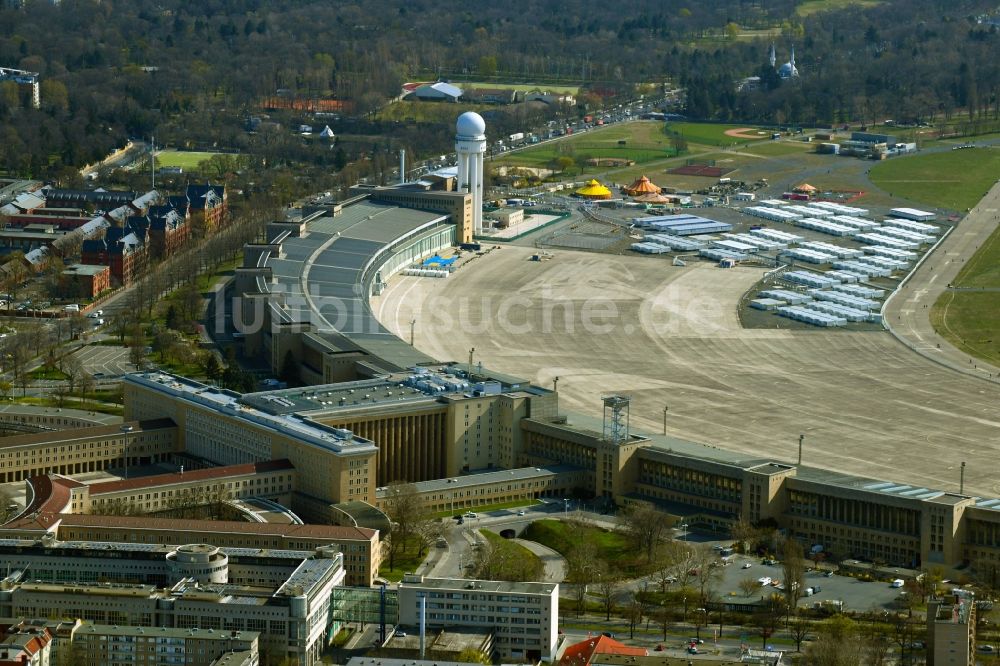 Berlin von oben - Fassade des Baudenkmales Flughafen Tempelhof am Platz der Luftbrücke in Berlin, Deutschland