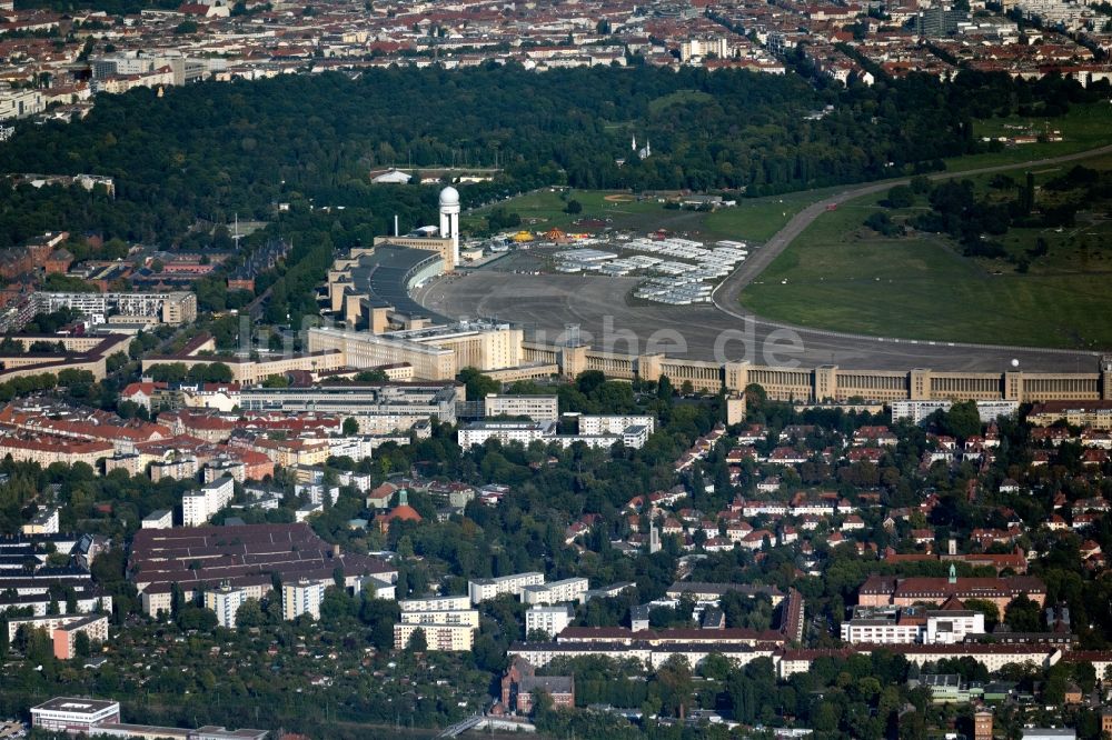 Luftbild Berlin - Fassade des Baudenkmales Flughafen Tempelhof am Platz der Luftbrücke in Berlin, Deutschland