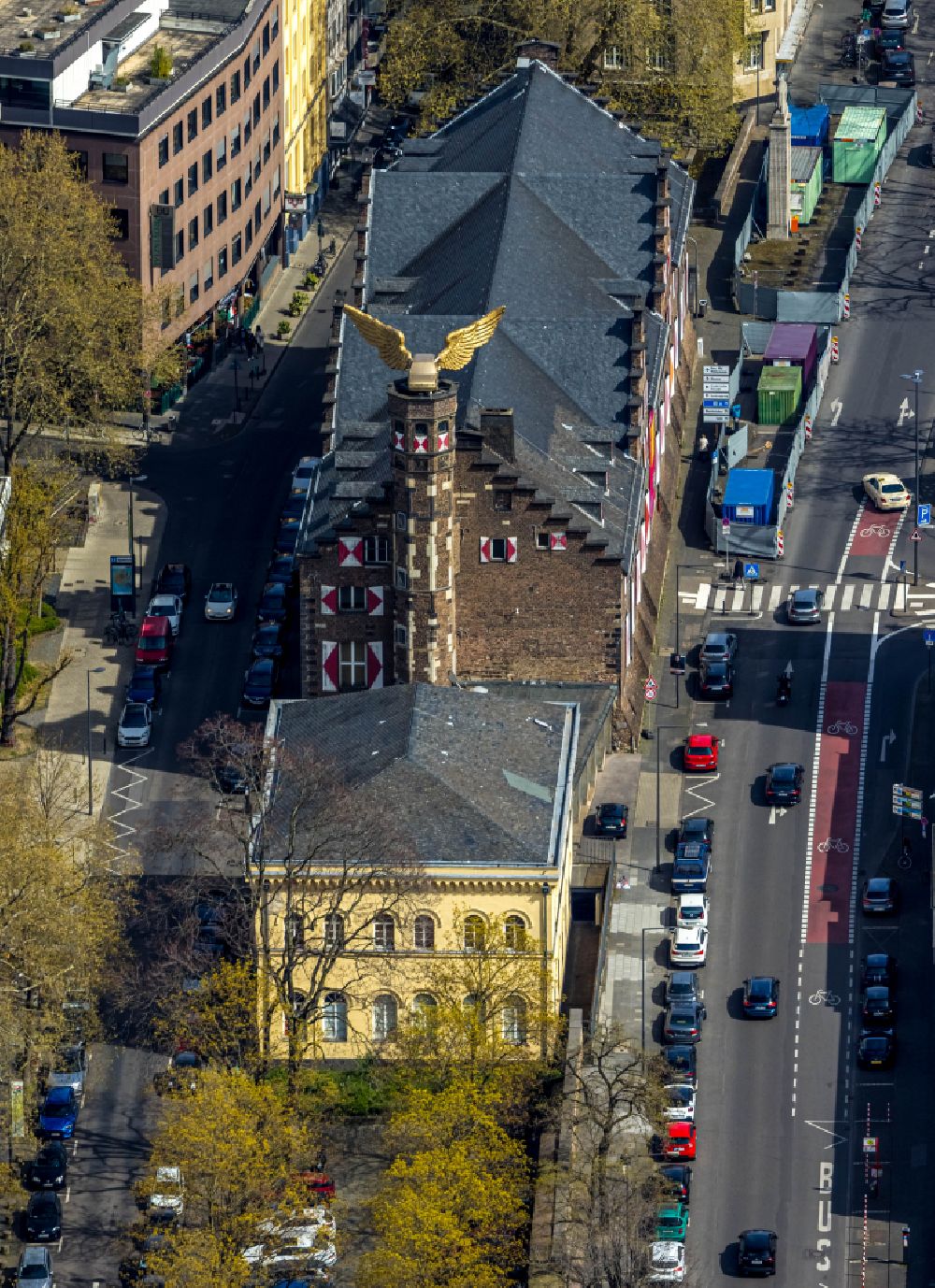 Luftaufnahme Köln - Fassade des Baudenkmales Historisches Zeughaus in Köln im Bundesland Nordrhein-Westfalen, Deutschland