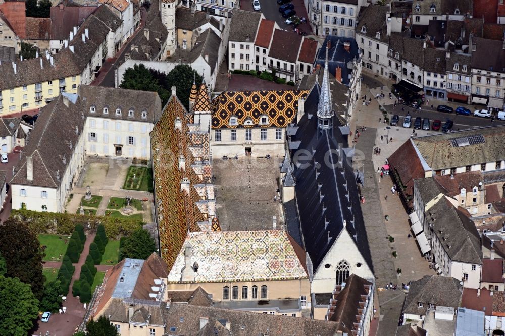 Luftaufnahme Beaune - Fassade des Baudenkmales Hôtel-Dieu in Beaune in Bourgogne-Franche-Comte, Frankreich