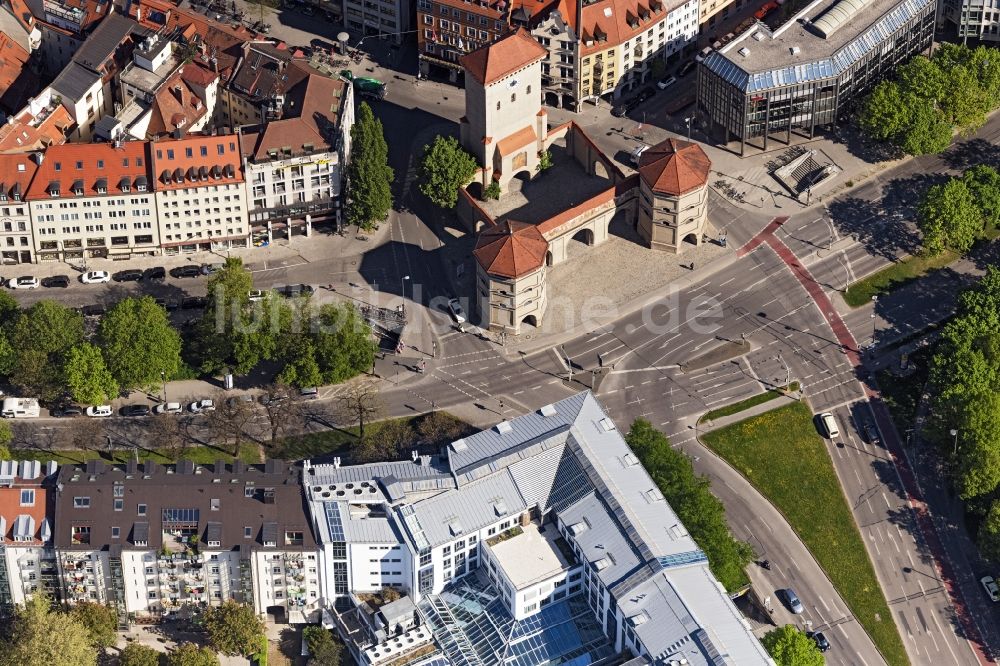 München aus der Vogelperspektive: Fassade des Baudenkmales Isartor in der Altstadt in München im Bundesland Bayern, Deutschland