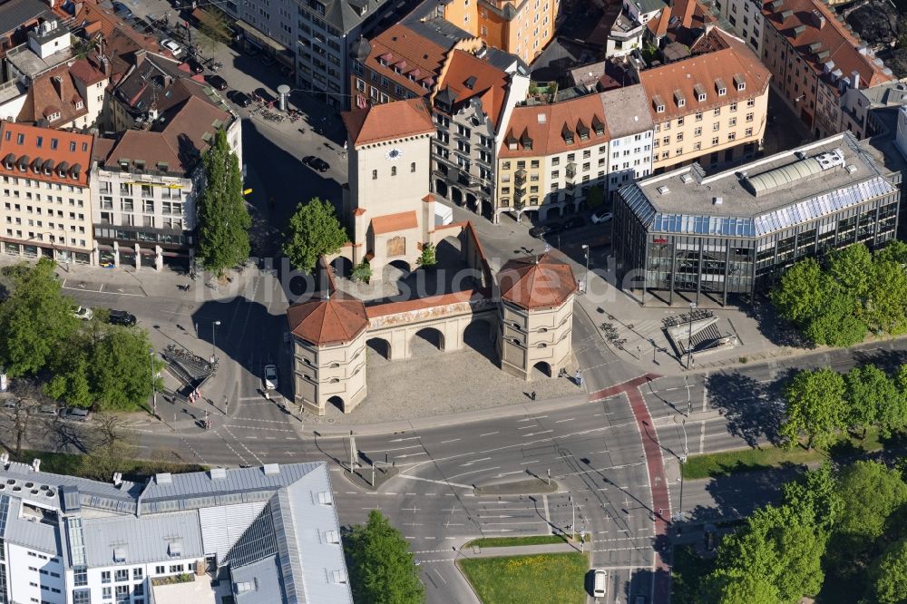 Luftaufnahme München - Fassade des Baudenkmales Isartor in der Altstadt in München im Bundesland Bayern, Deutschland