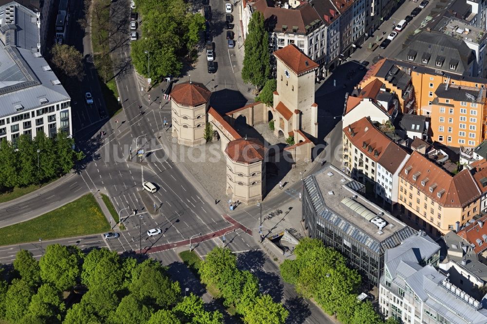 München von oben - Fassade des Baudenkmales Isartor in der Altstadt in München im Bundesland Bayern, Deutschland