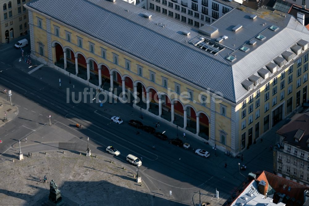 Luftbild München - Fassade des Baudenkmales Palais Toerring-Jettenbach in der Altstadt in München im Bundesland Bayern, Deutschland