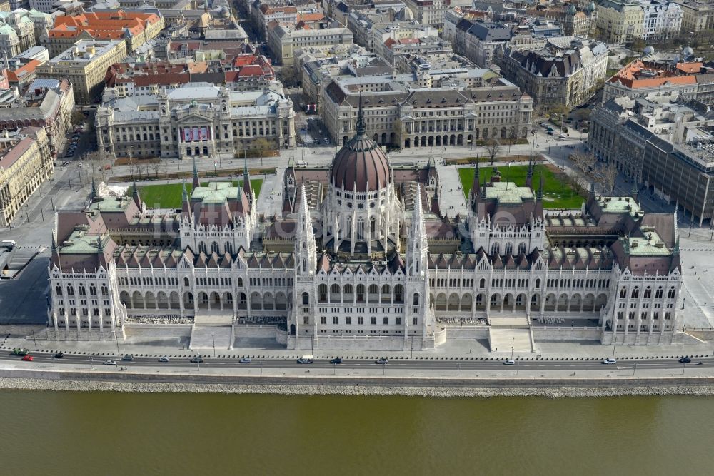 Luftbild Budapest - Fassade des Baudenkmales des Parlamentsgebäudes in Budapest in Ungarn