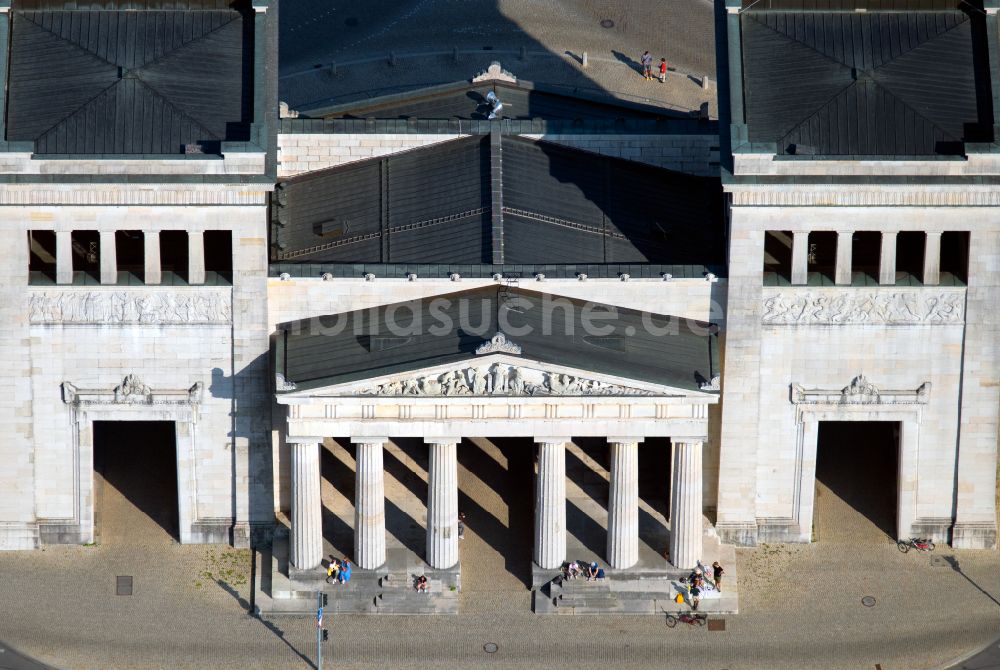 München aus der Vogelperspektive: Fassade des Baudenkmales Propyläen am Königsplatz in München im Bundesland Bayern