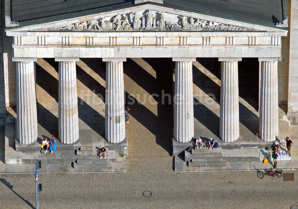 Luftbild München - Fassade des Baudenkmales Propyläen am Königsplatz in München im Bundesland Bayern