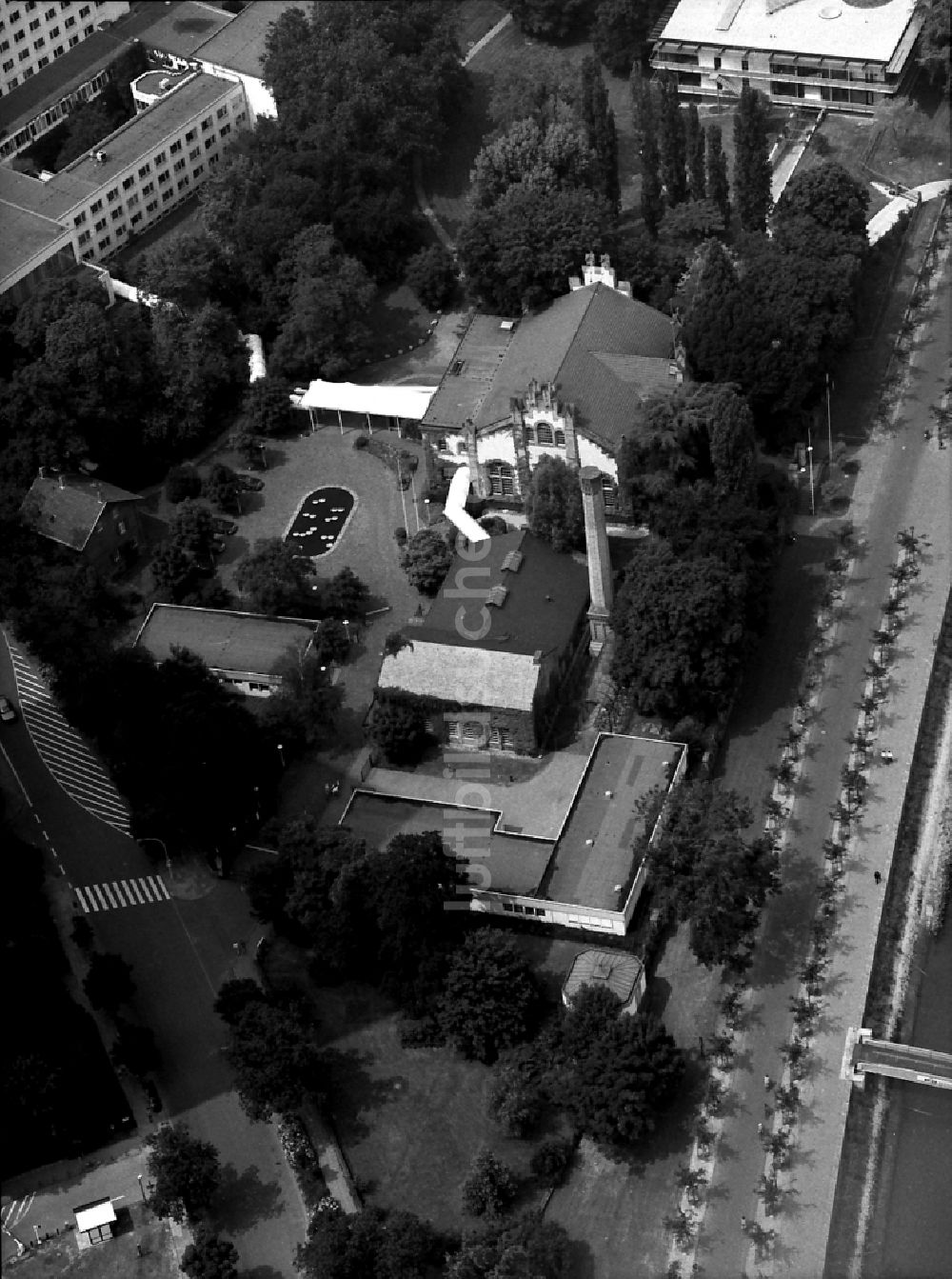 Luftbild Bonn - Fassade des Baudenkmales Pumpenhaus Altes Wasserwerk am Stresemannufer im Ortsteil Beuel in Bonn im Bundesland Nordrhein-Westfalen, Deutschland