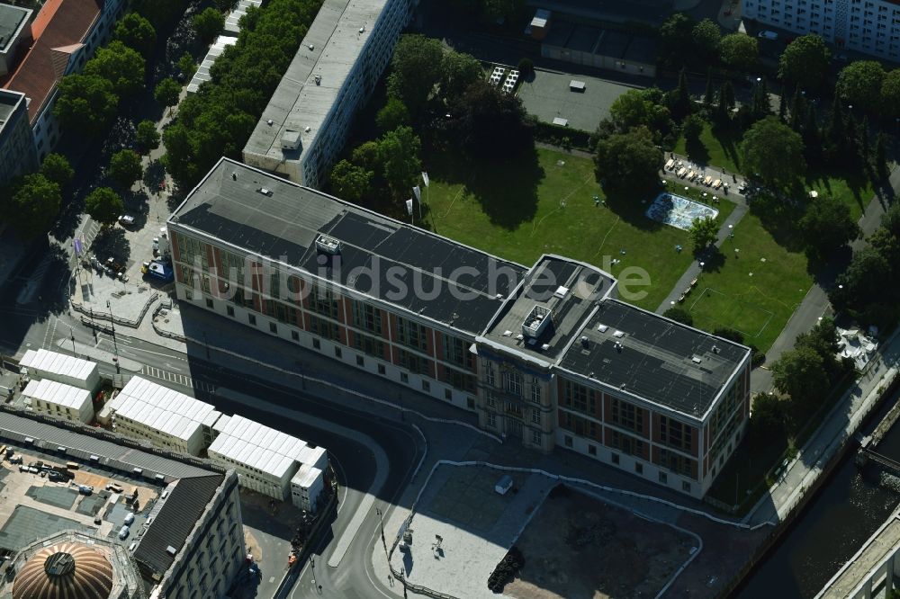 Luftaufnahme Berlin - Fassade des Baudenkmales Staatsratsgebäude am Schloßplatz in Berlin, Deutschland