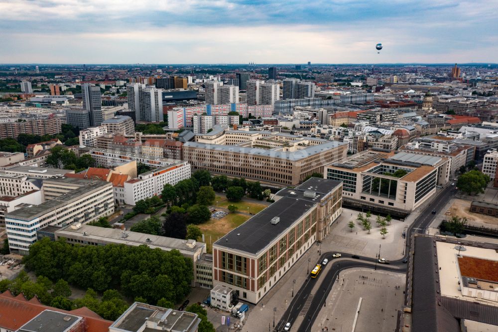 Luftbild Berlin - Fassade des Baudenkmales Staatsratsgebäude am Schloßplatz in Berlin, Deutschland