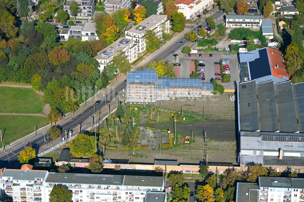 Berlin aus der Vogelperspektive: Fassade des Baudenkmales Straßenbahnbetriebshof Niederschönhausen in Berlin, Deutschland
