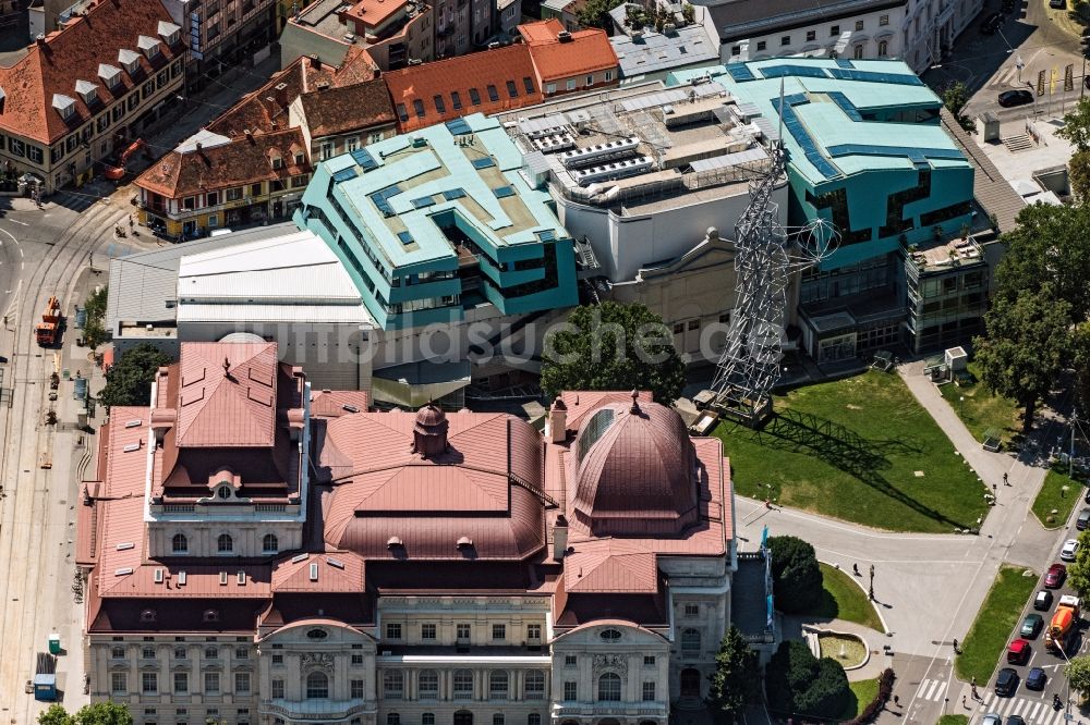 Graz aus der Vogelperspektive: Fassade des Baudenkmales Die Thalia in Graz in Steiermark, Österreich