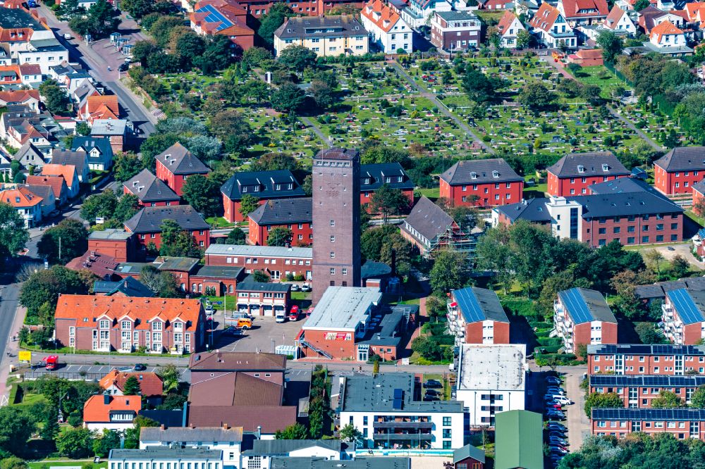 Norderney von oben - Fassade des Baudenkmales Wasserturm Norderney in Norderney im Bundesland Niedersachsen, Deutschland