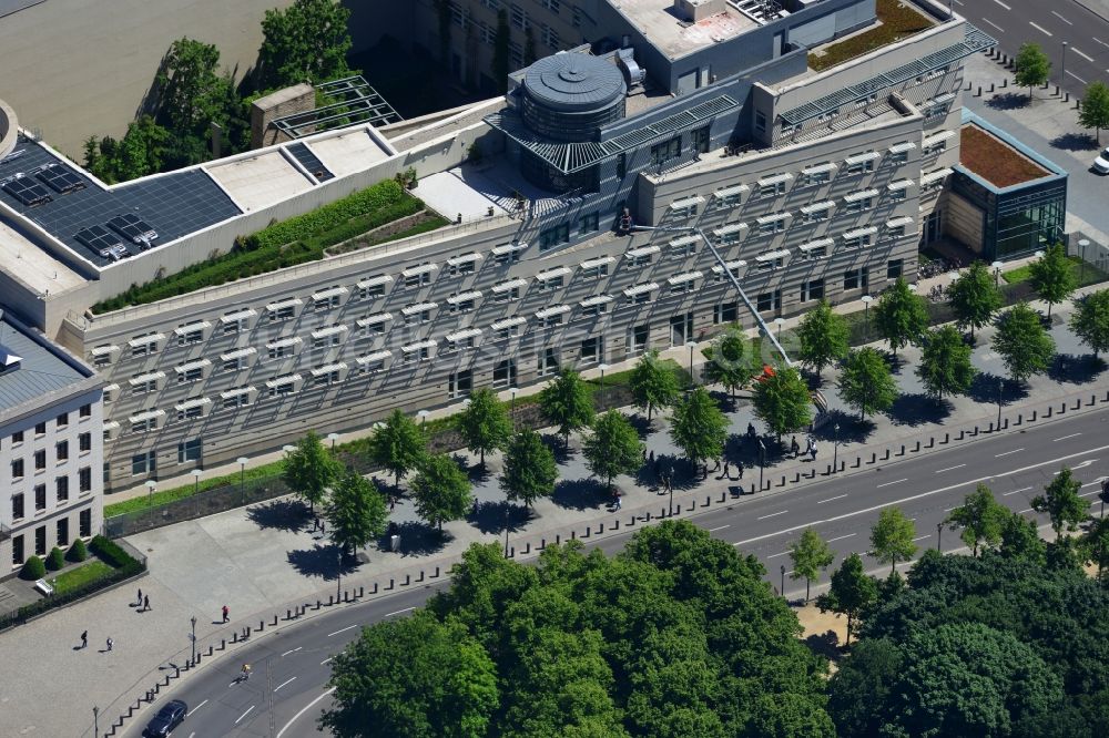 Berlin aus der Vogelperspektive: Fassaden - Reinigungsarbeiten am Gebäude der Botschaft der USA am Pariser Platz im Ortsteil Mitte von Berlin