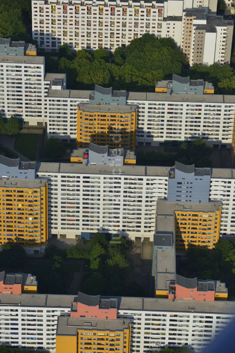Luftbild Berlin Reinickendorf - Fassaden - sanierte Wohnsiedlung mit Plattenbauten - Hochhäusern im Märkischen Viertel in Tegel - Reinickendorf in Berlin