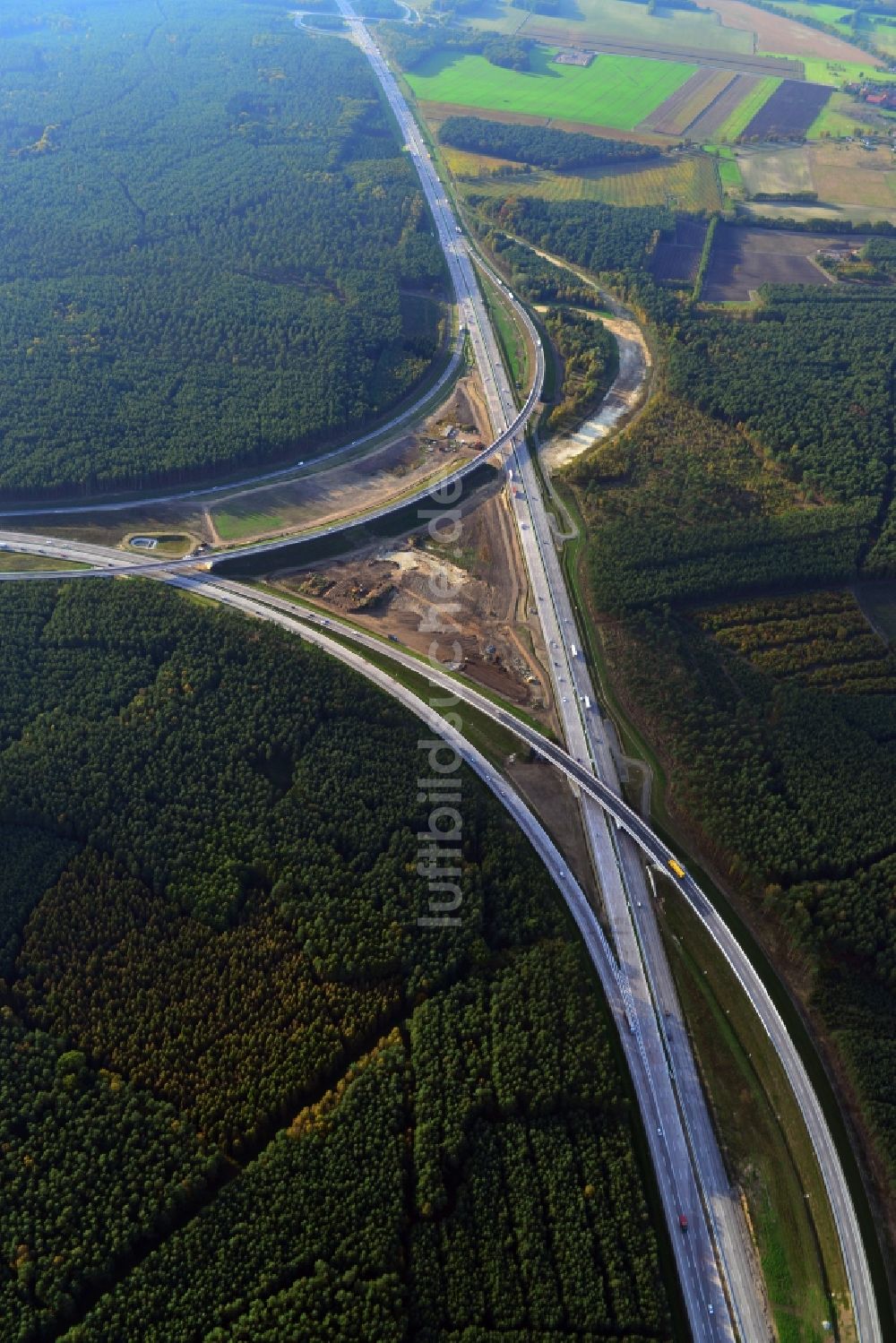 Luftaufnahme Groß Ziethen - Fast fertige Baustelle zum Um- und Ausbau des Autobahndreieck AD Havelland im Bundesland Brandenburg