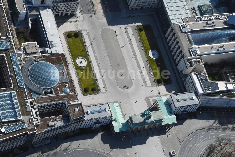 Luftbild Berlin - Fast menschenleeres Areal Brandenburger Tor am Pariser Platz - Unter den Linden im Ortsteil Mitte in Berlin, Deutschland