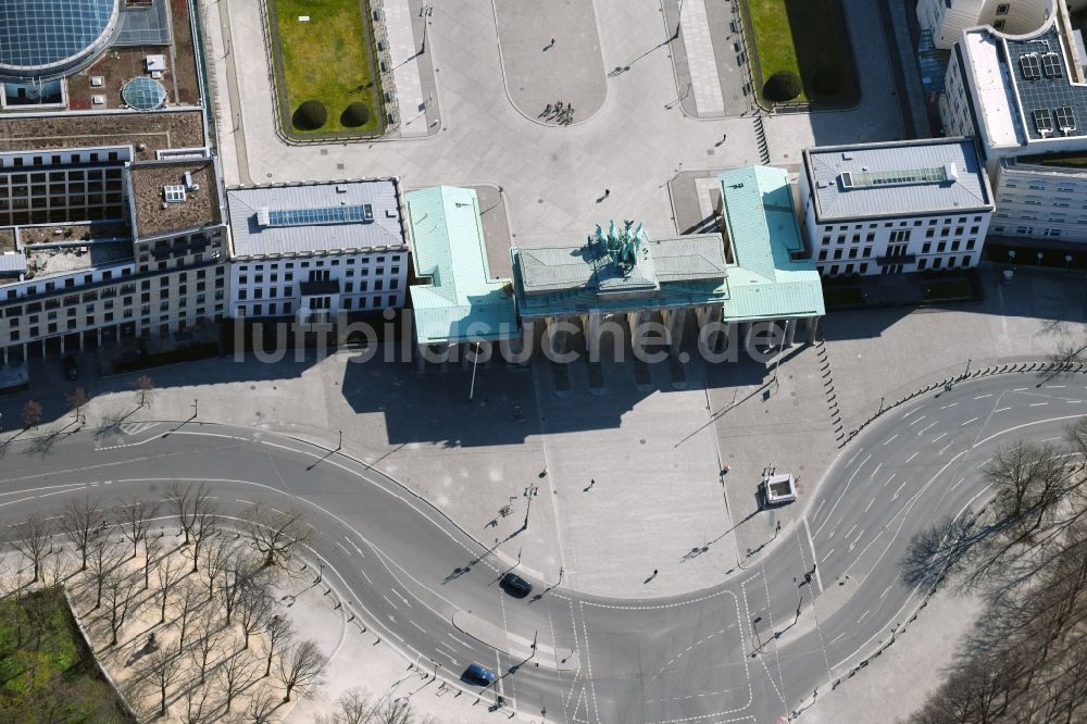 Luftaufnahme Berlin - Fast menschenleeres Areal Brandenburger Tor am Pariser Platz - Unter den Linden im Ortsteil Mitte in Berlin, Deutschland