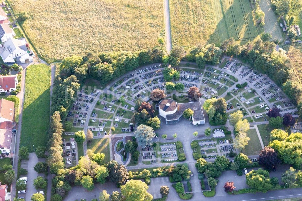 Luftaufnahme Karlsdorf - Fächerförmige Grabreihen auf dem Gelände des Friedhofes Karlsdorf in Karlsdorf im Bundesland Baden-Württemberg, Deutschland