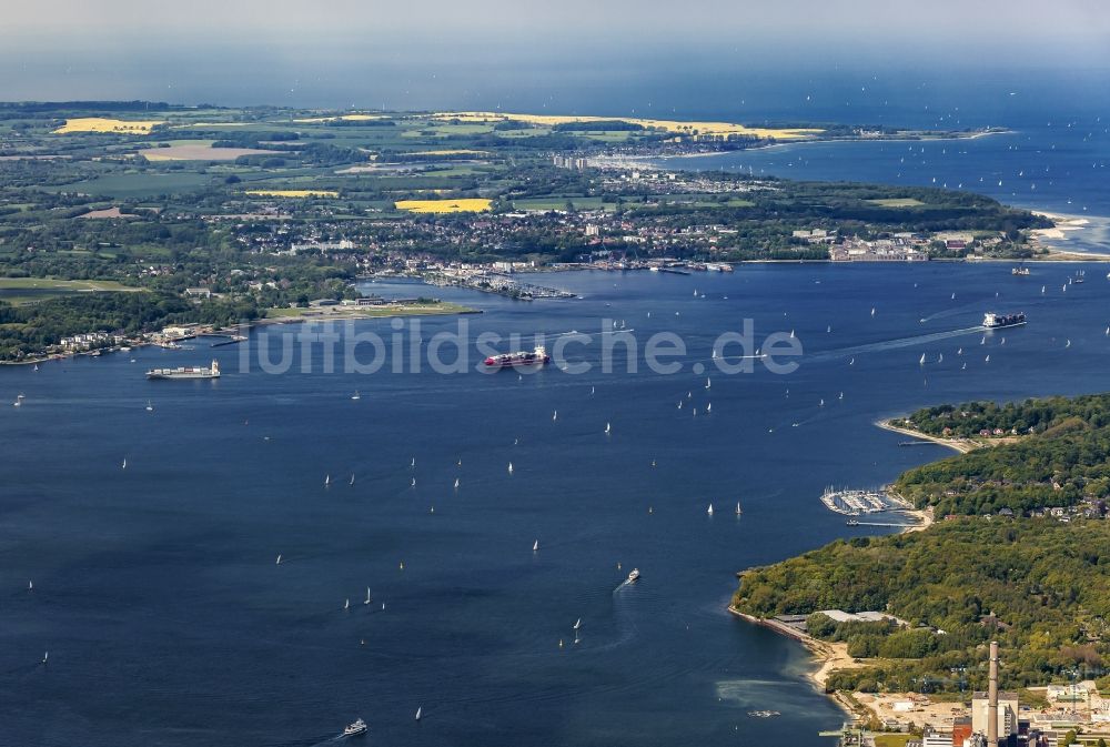 Luftbild Kiel - Feeder-Schiffe und Segelboote auf der Förde in Kiel im Bundesland Schleswig-Holstein, Deutschland